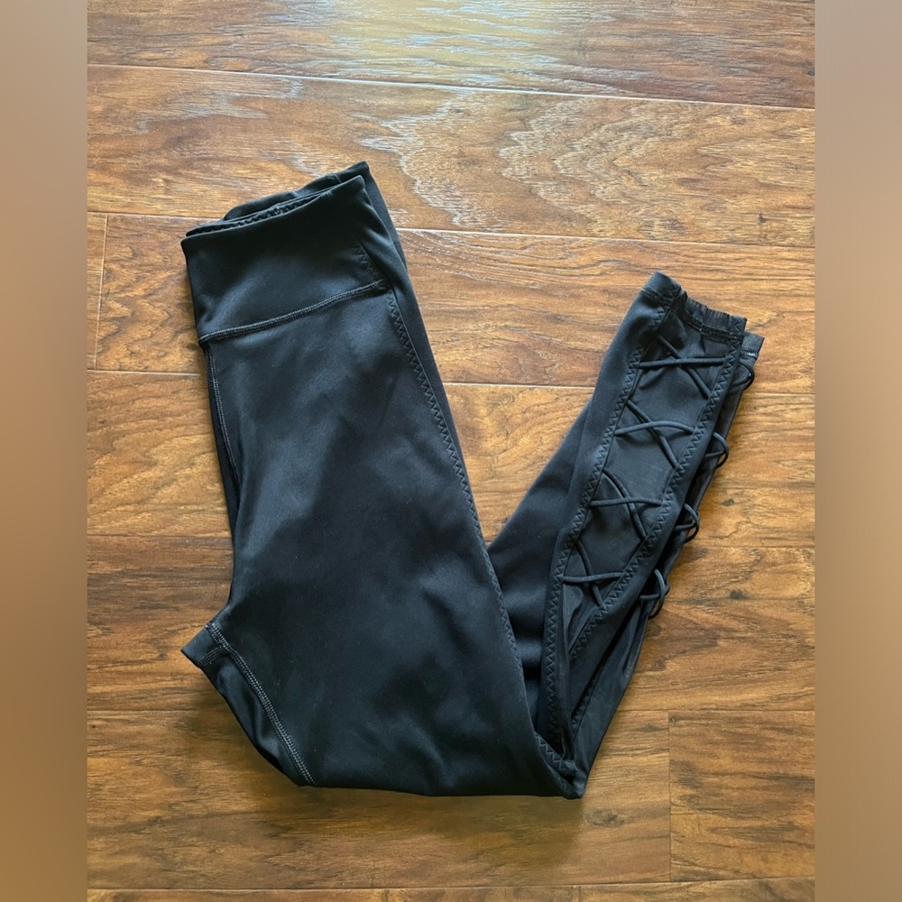 LIKE NEW Victoria’s Secret Criss Cross Mesh Leggings - Black - Sz Medium